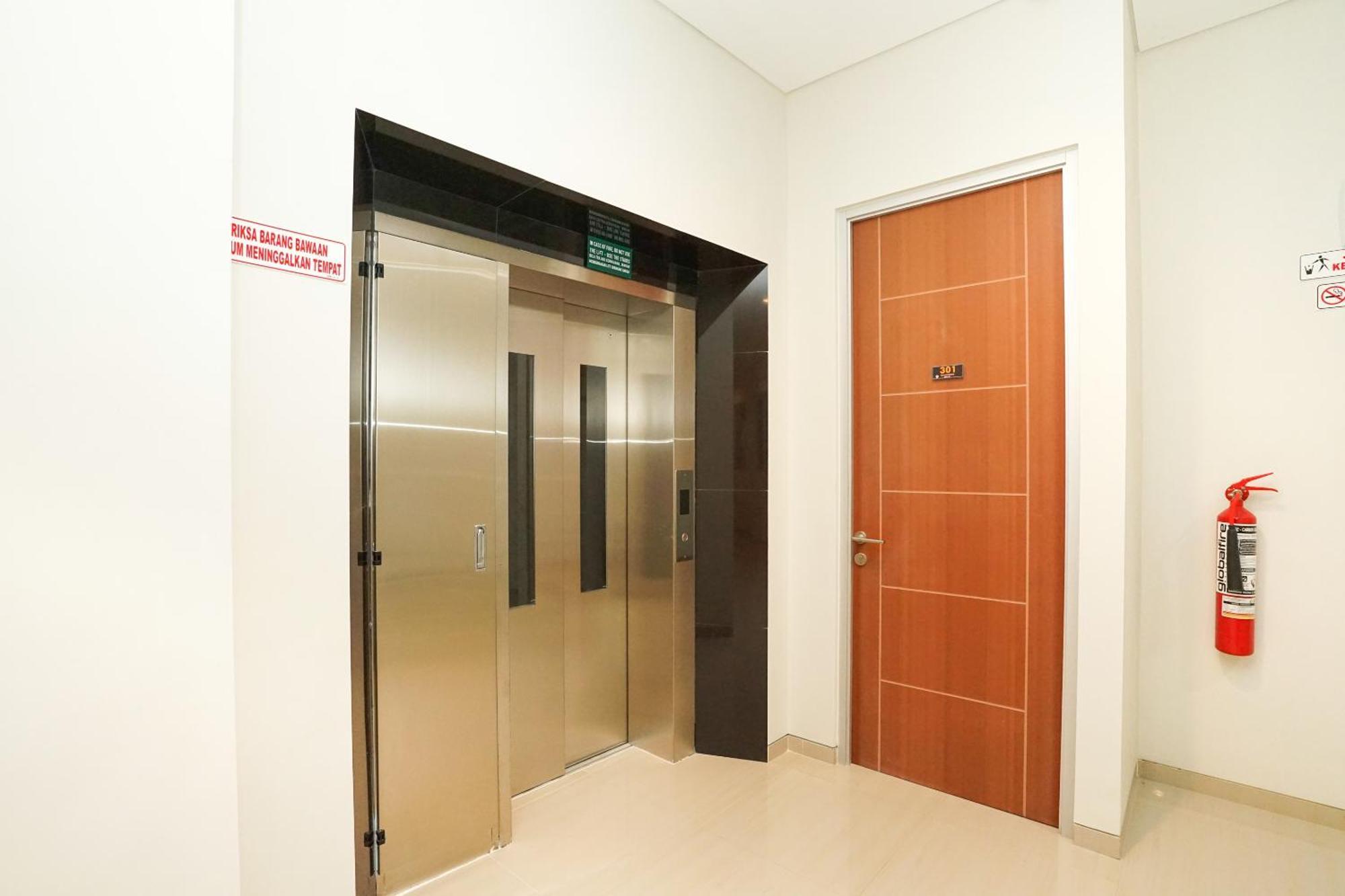 โอโย 614 กราฮา 8 ชาเรียะฮ์ Hotel สุราบายา ภายนอก รูปภาพ