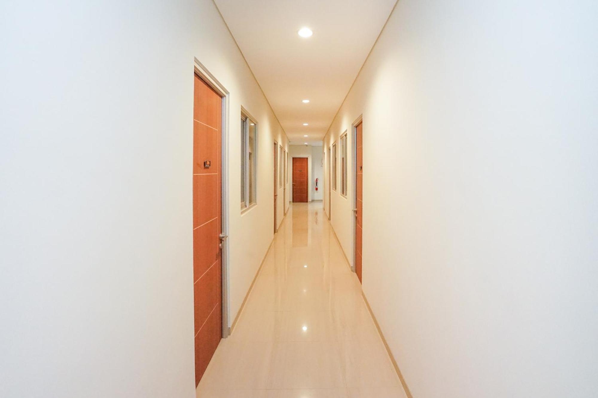โอโย 614 กราฮา 8 ชาเรียะฮ์ Hotel สุราบายา ภายนอก รูปภาพ